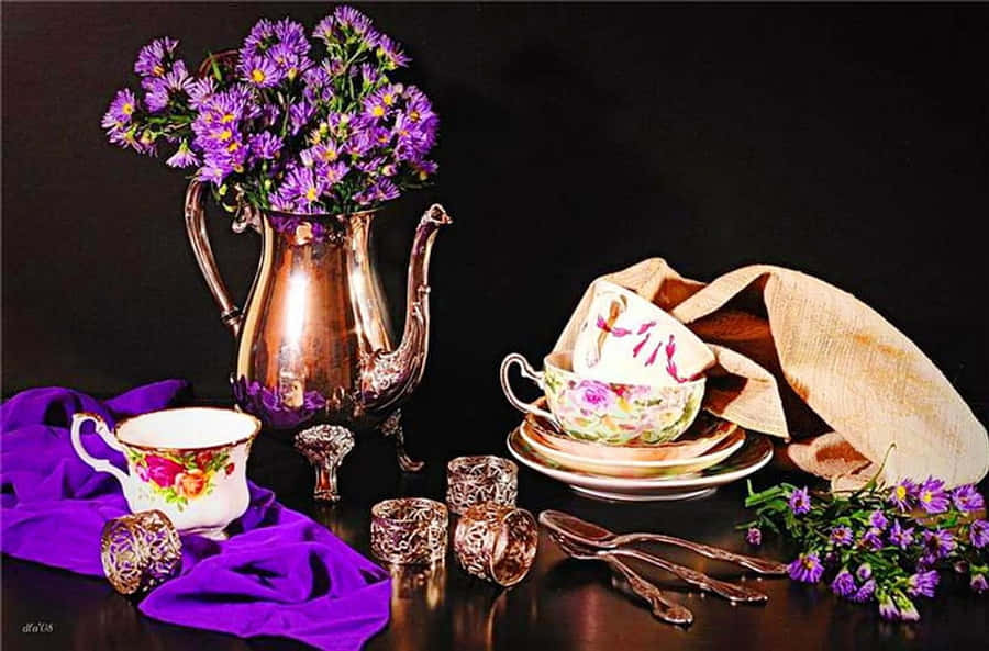 kitchen 桌布 壁紙 — 一個復古茶具的靜物，銅壺中插著紫色翠菊，背景深色。