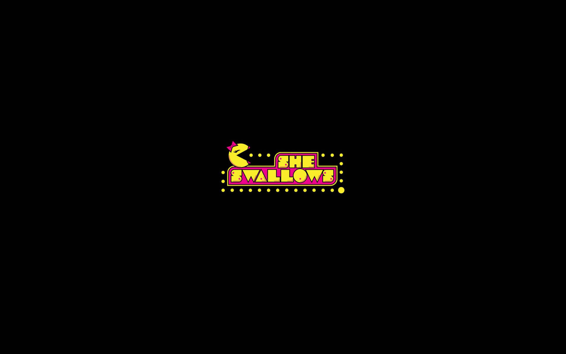 電玩遊戲 桌布 壁紙 — 一個復古街機風格的標誌，帶有黃色 Pac-Man 角色和粉紅色文字 'SHE SWALLOWS'，背景為黑色。