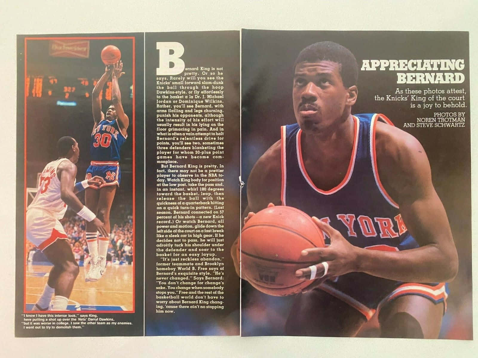 運動 桌布 壁紙 — 一個復古雜誌跨頁， featuring 籃球運動員 Bernard King 身穿紐約尼克隊球衣的動作和肖像。