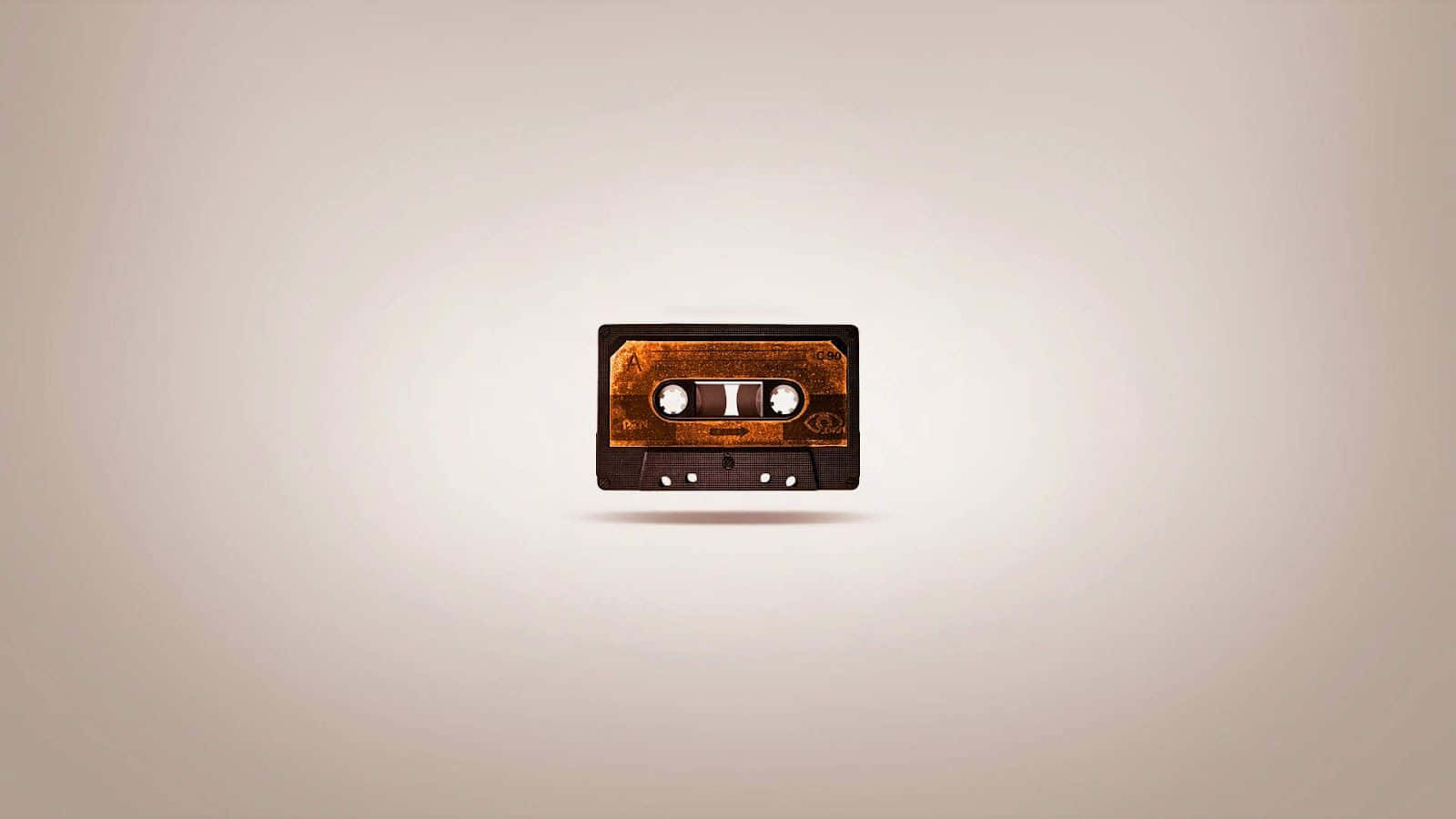 Mixtape 桌布 壁紙 — 一個復古音頻卡式錄音帶，帶有磨損的棕色磁帶，置於柔和的米色漸變背景中央。