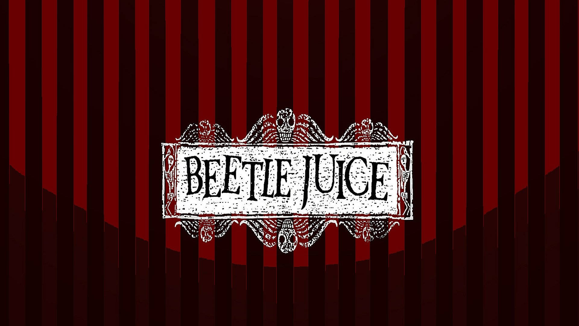 陰間大法師 桌布 壁紙 — 一個復古風格的Beetlejuice標誌，帶有華麗的頭骨和翅膀，背景是深紅色條紋窗簾。