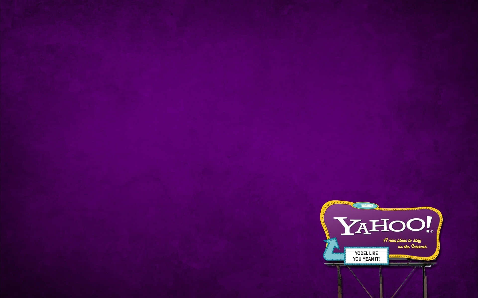 Yahoo 桌布 壁紙 — 一個復古風格的Yahoo!廣告牌，上面有一個藍色的約德爾吉祥物，背景是帶有紋理的深紫色。