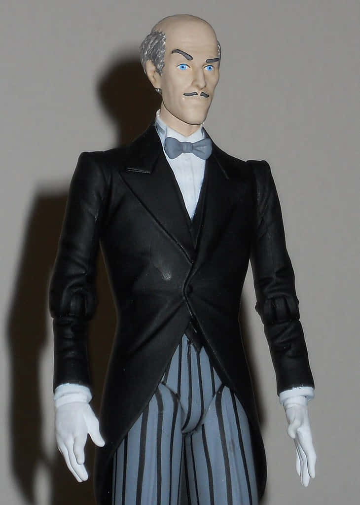 Alfred Pennyworth 桌布 壁紙 — 一個復古風格的動作人偶，是一個光頭、藍眼睛、有鬍鬚的男人，穿著黑色燕尾服、條紋褲和白色手套。