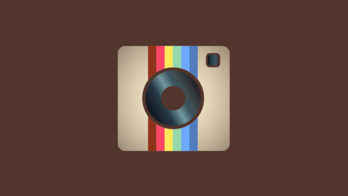 Instagram 桌布 壁紙 — 一個復古風格的相機圖示，帶有彩虹條紋，居中在純棕色背景上。