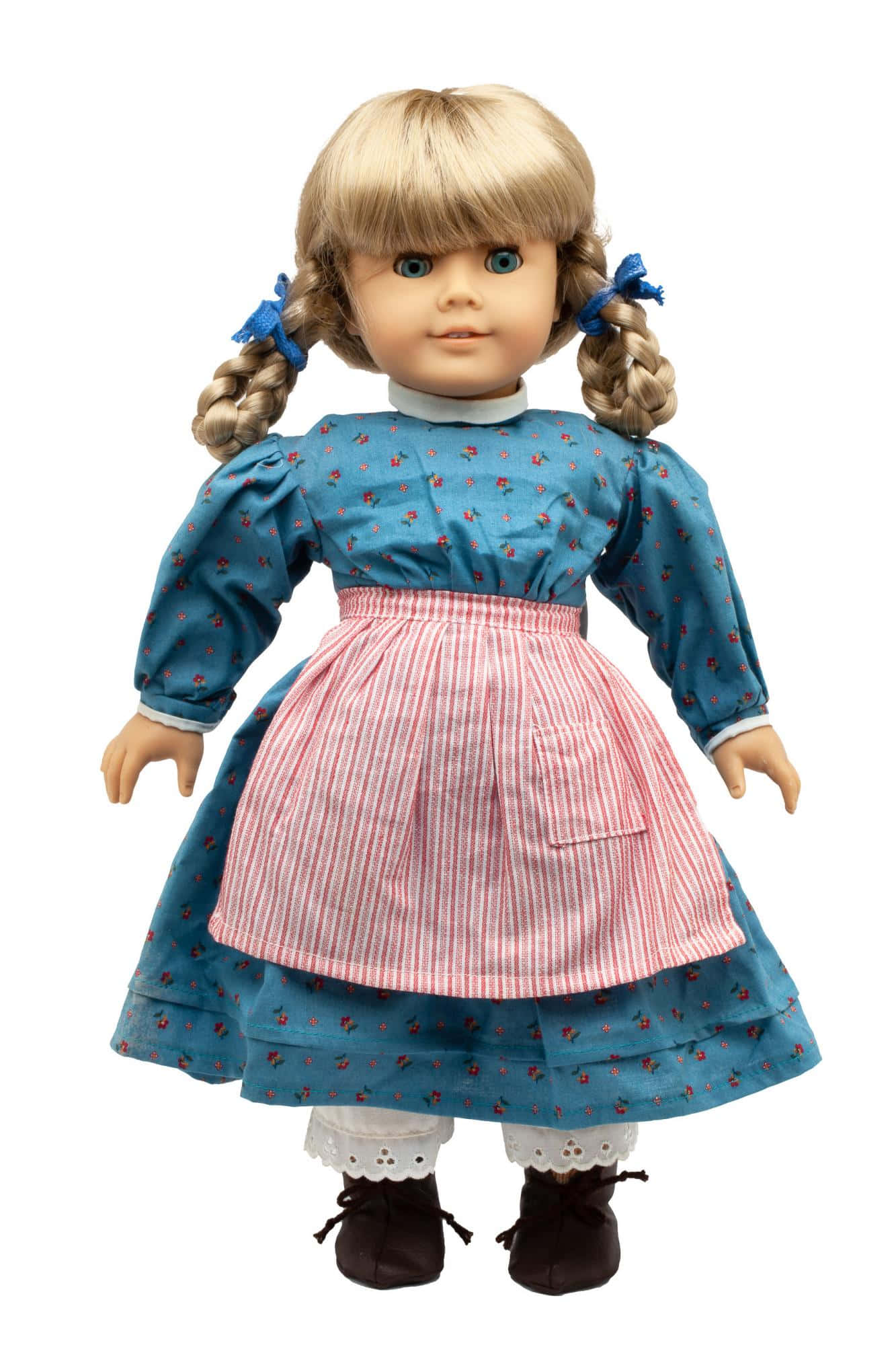 american girl 桌布 壁紙 — 一個復古風格的金髮辮子藍眼娃娃，穿著藍色碎花裙搭配粉紅條紋圍裙和棕色鞋子。