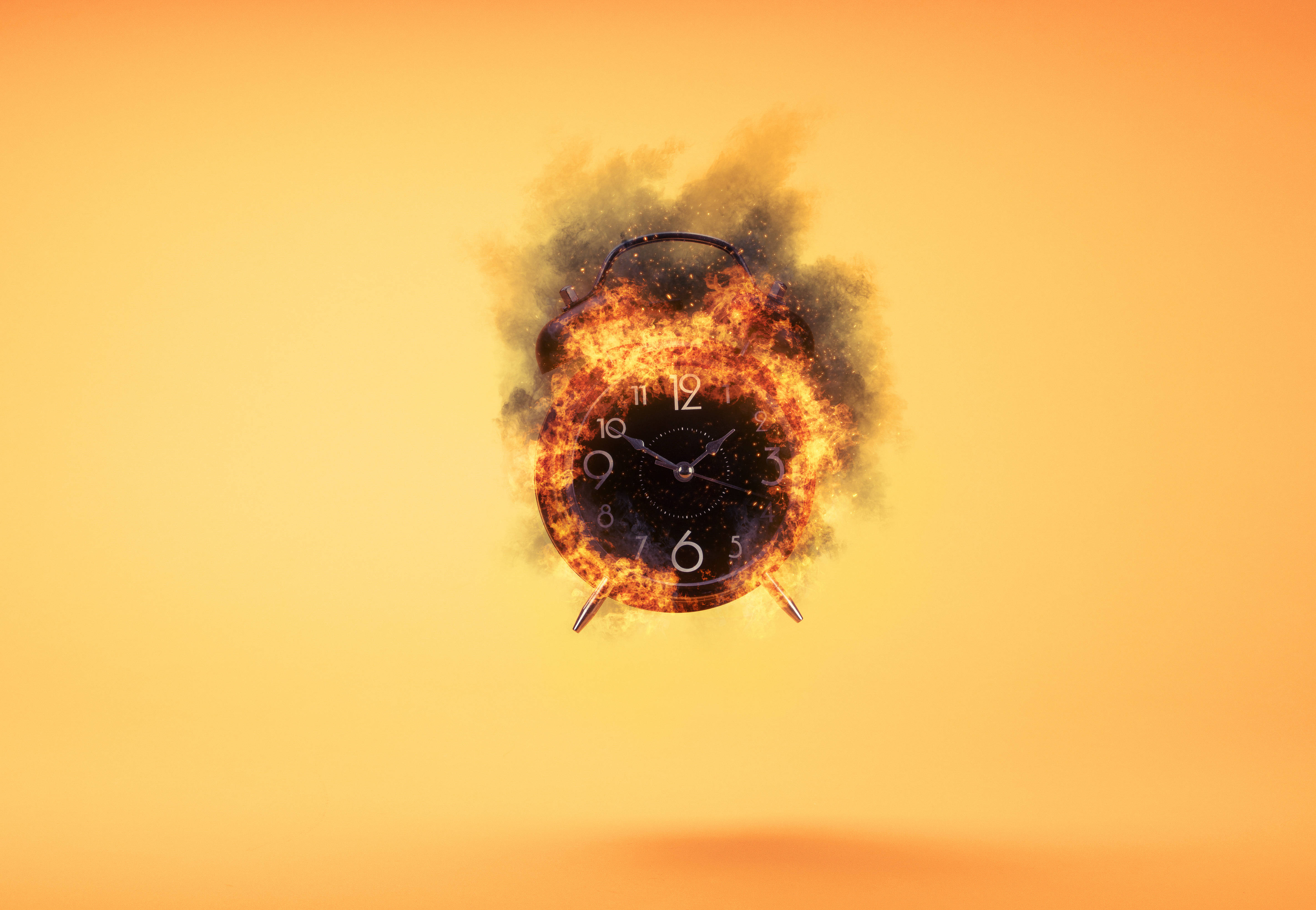 Clock 桌布 壁紙 — 一個復古鬧鐘被火焰吞噬，背景是溫暖的橙色漸變。