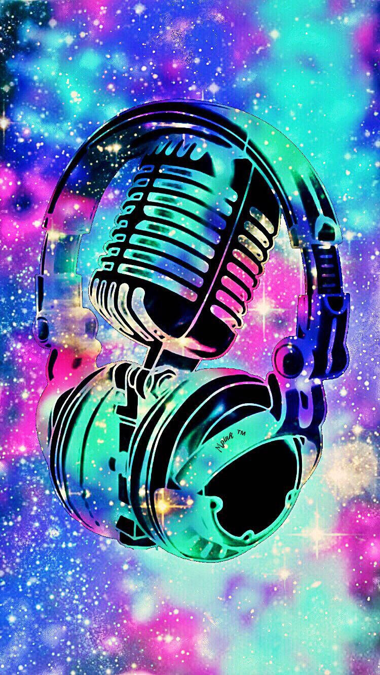 Beautiful Music 桌布 壁紙 — 一個復古麥克風和耳機漂浮在充滿發光星星和旋轉柔和色彩的活潑宇宙星雲中。