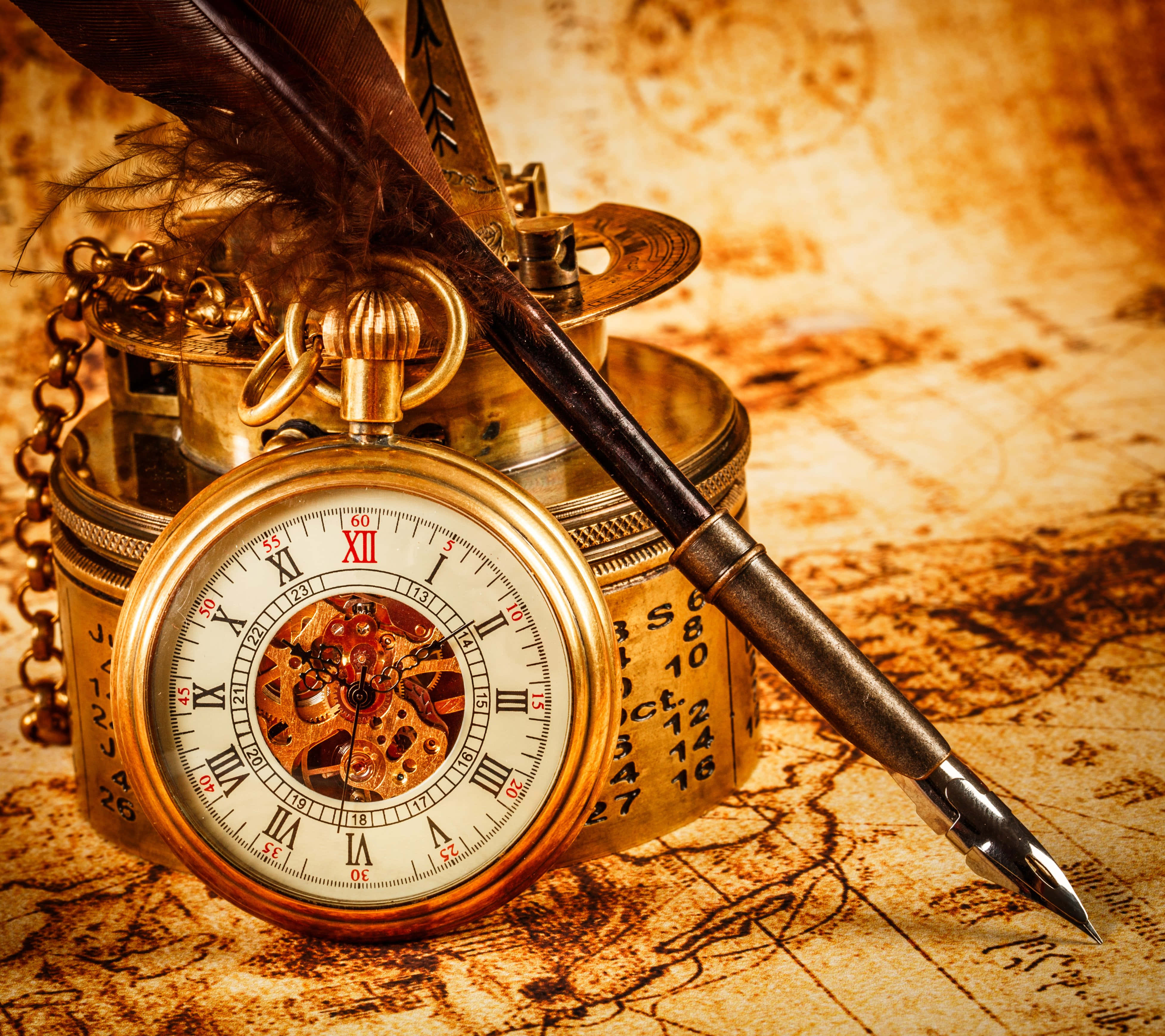 Clock 桌布 壁紙 — 一個復古黃銅懷錶，帶有外露齒輪，放在一張陳舊羊皮紙地圖上，旁邊有一支羽毛筆。