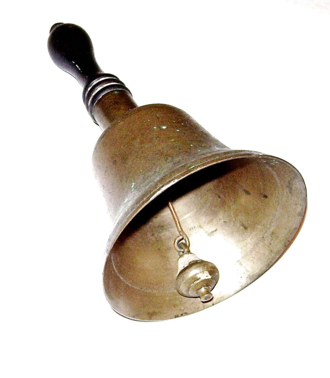 Bell 桌布 壁紙 — 一個復古黃銅手鈴，帶有深色木手柄和小鈴舌，孤立在白色背景上。