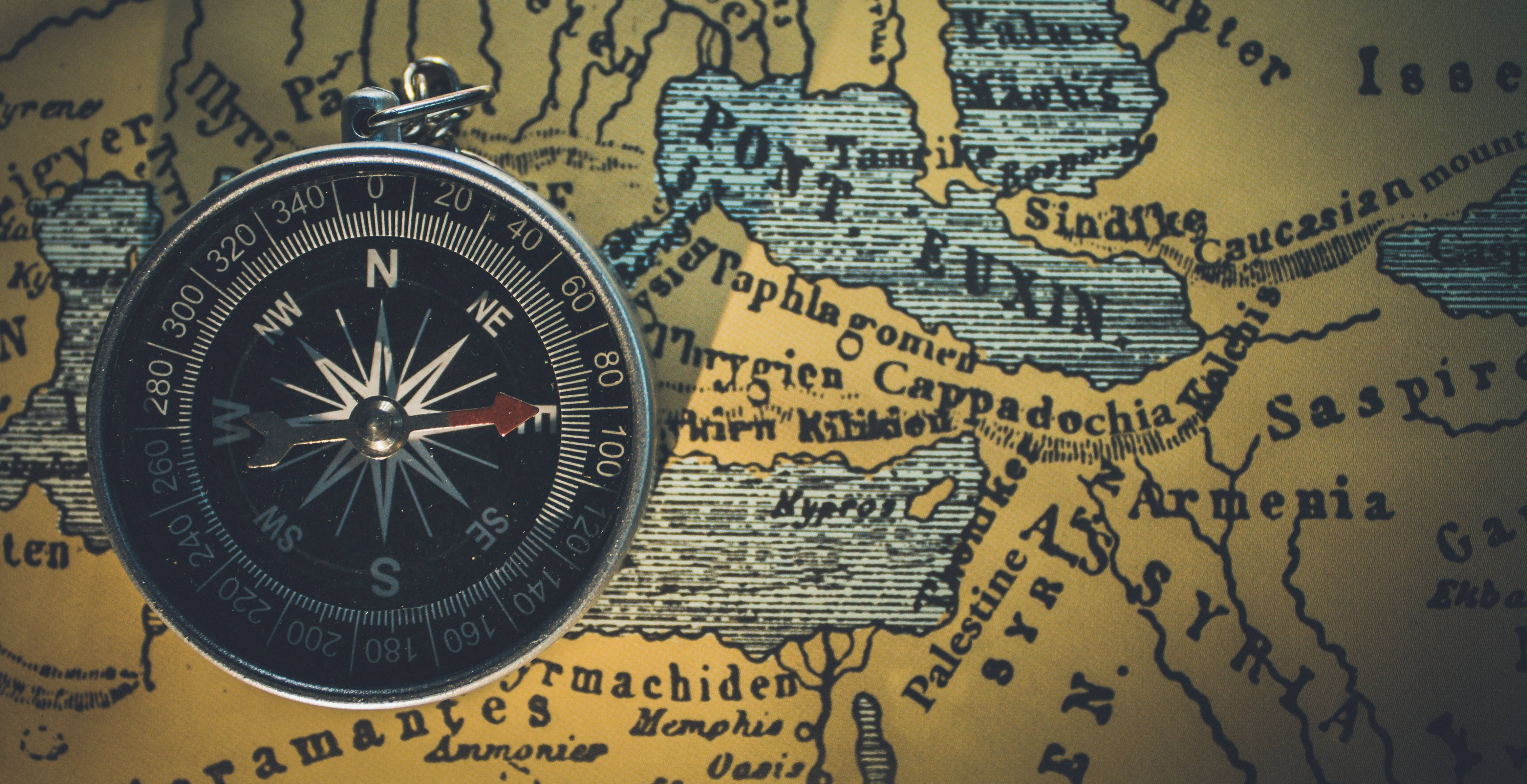 Compass 桌布 壁紙 — 一個復古黃銅指南針放在一張古老地圖上，突出了亞美尼亞和敘利亞等古代地區。