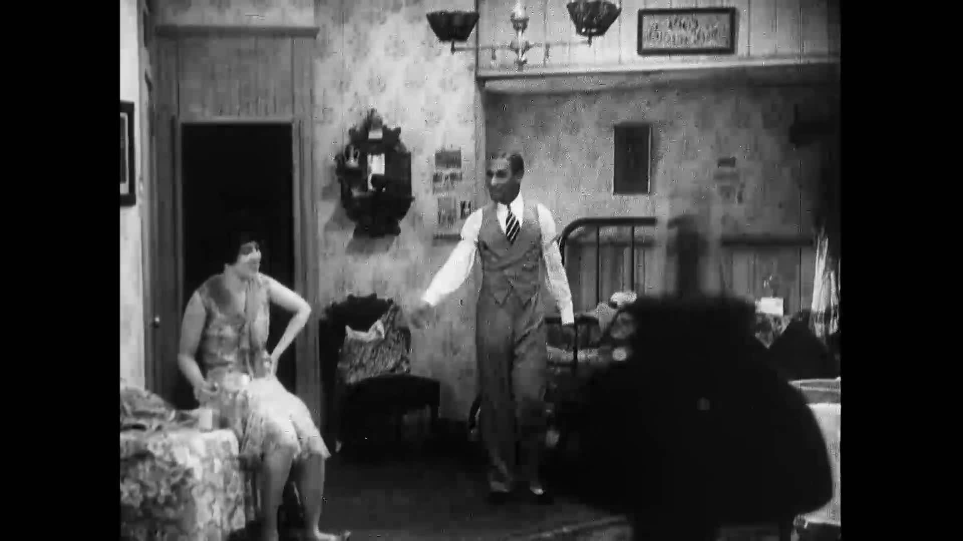 Retro 桌布 壁紙 — 一個復古黑白場景顯示一男一女在雜亂的1920年代臥室中，配有圖案壁紙和一張床。