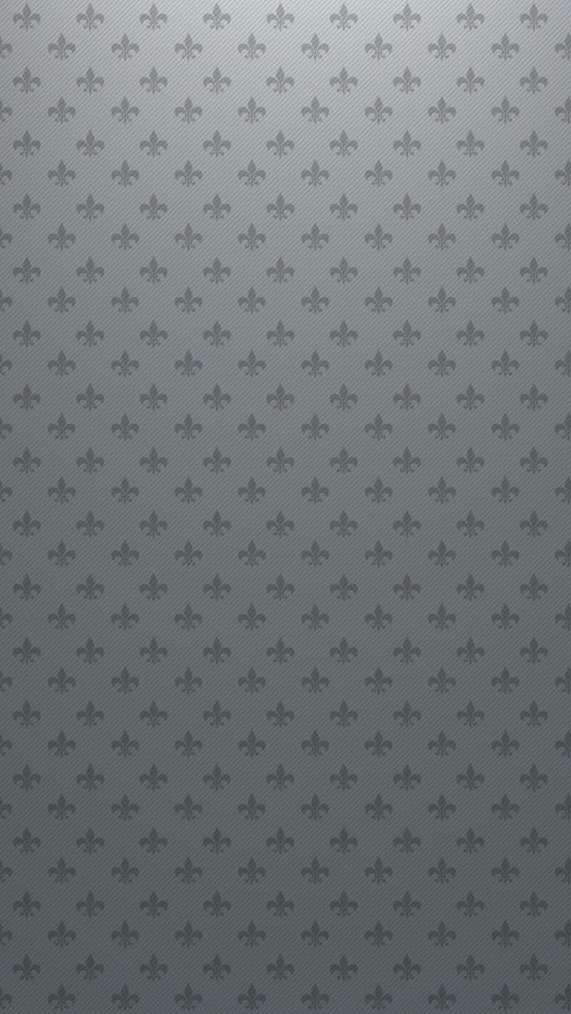 Light Gray iPhone 桌布 壁紙 — 一個微妙的灰色百合花圖案在帶有柔和漸變照明的紋理金屬背景上重複。