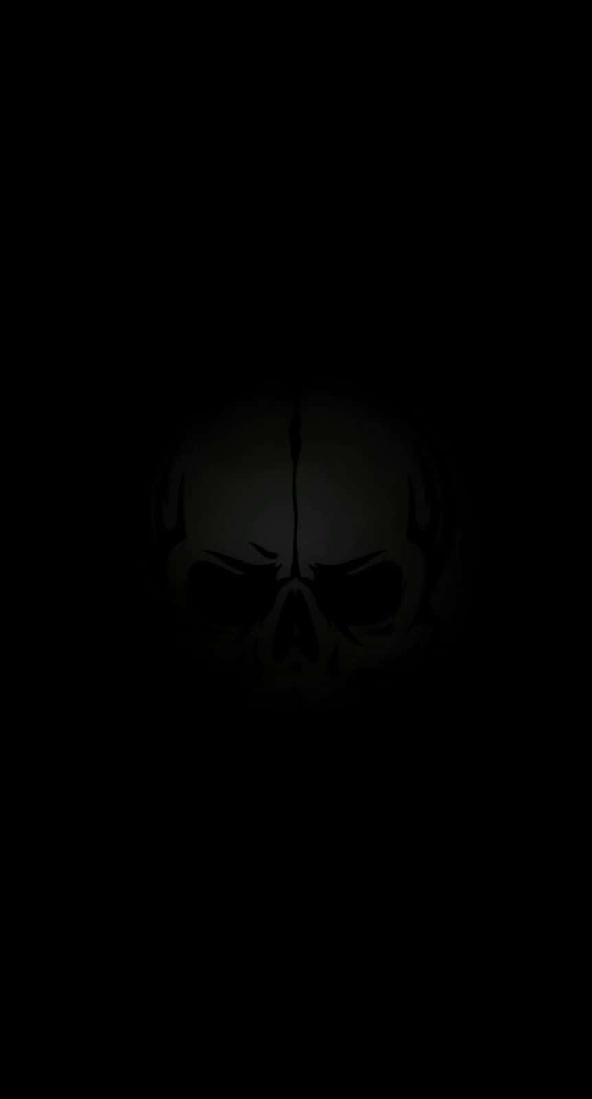 Black Skeleton 桌布 壁紙 — 一個微弱發光的頭骨剪影從絕對的黑暗中浮現，營造出詭異而不祥的氛圍。