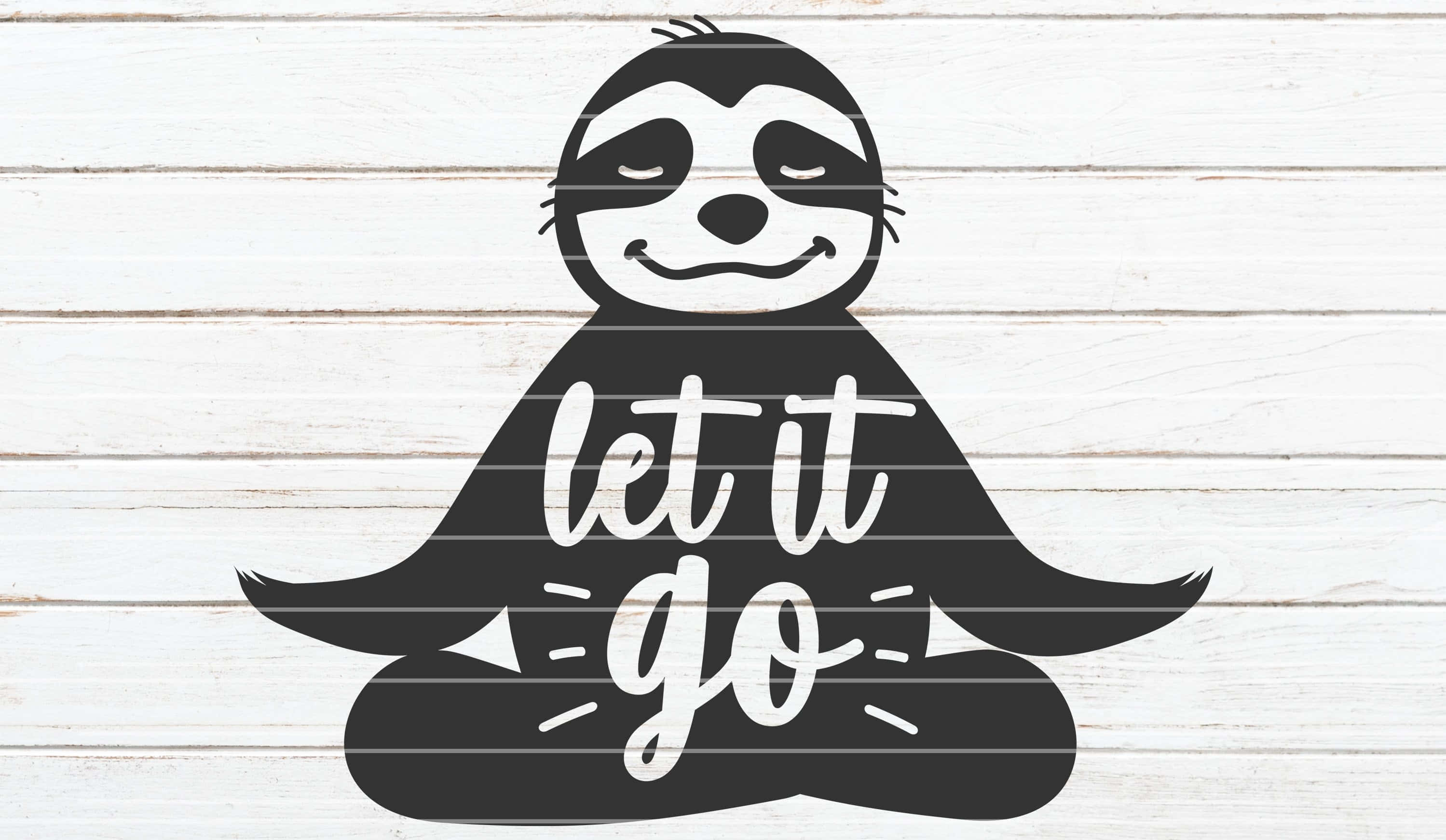 let it go 桌布 壁紙 — 一個微笑樹懶的黑色剪影，以冥想姿勢，身上寫著「let it go」字樣，背景為白色木板。