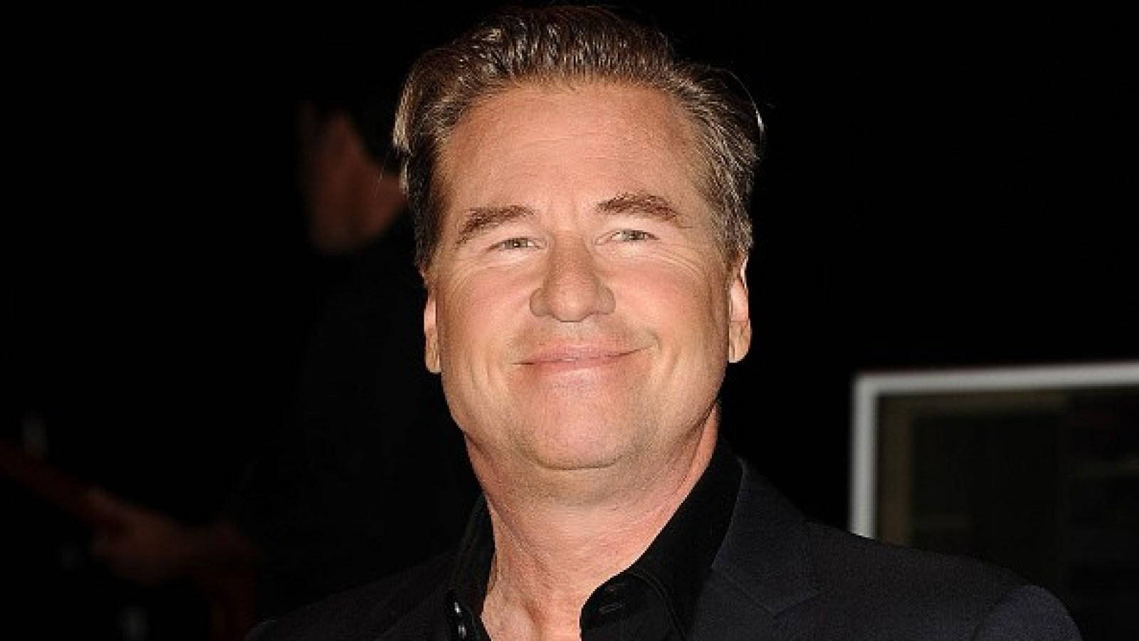 Celebrity 桌布 壁紙 — 一個微笑男士的close-up肖像，頭髮經過造型，穿著深色西裝，背景為黑色。