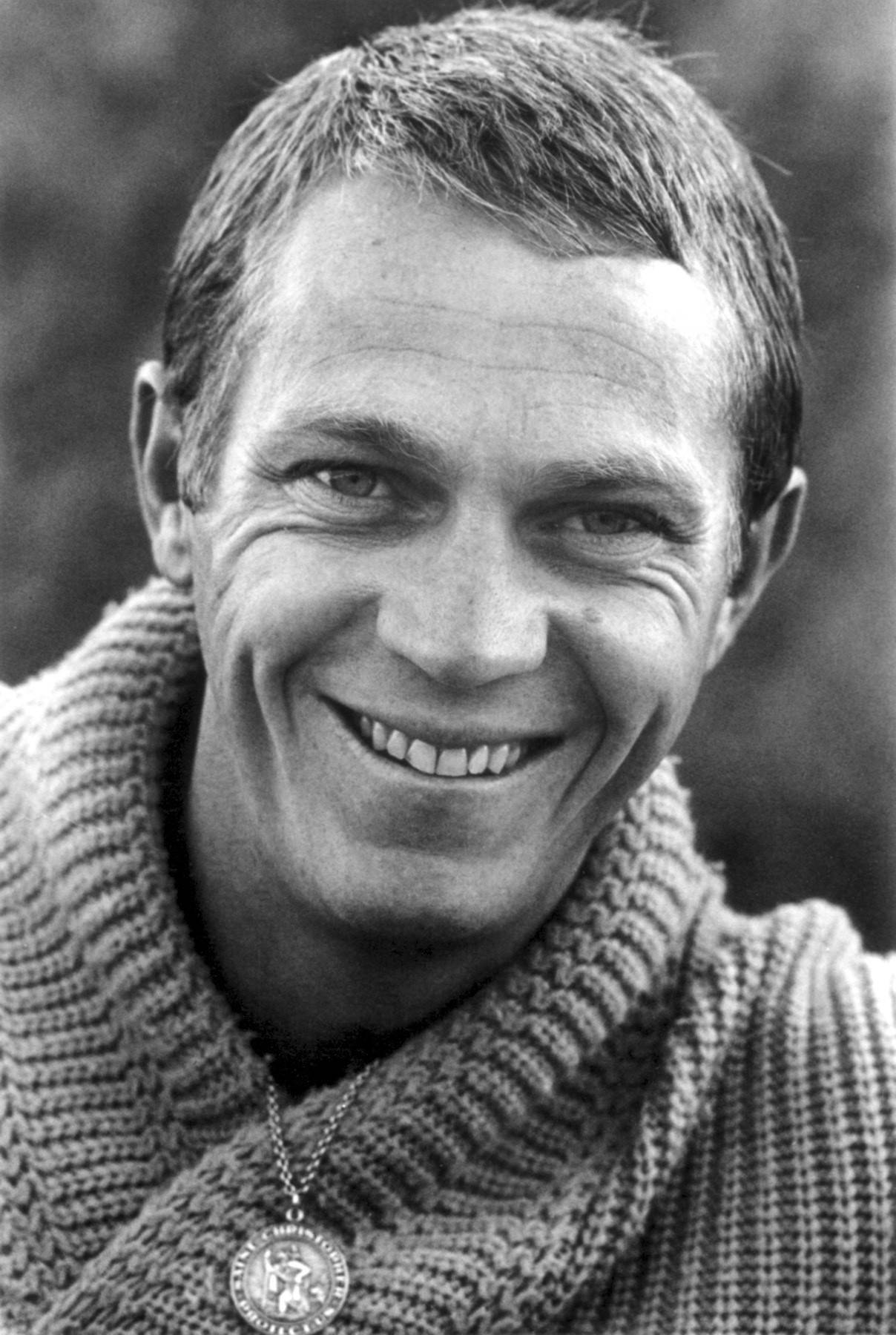 actor 桌布 壁紙 — 一個微笑男士的黑白肖像，穿著質感針織毛衣和吊墜項鍊。