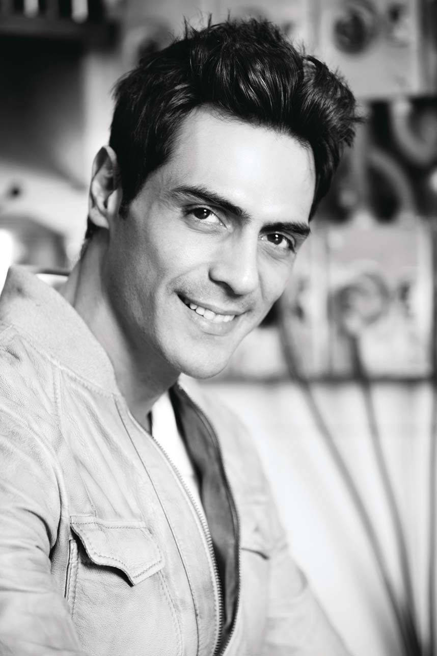 Arjun Rampal 桌布 壁紙 — 一個微笑男士的黑白肖像，頭髮造型，穿著外套。