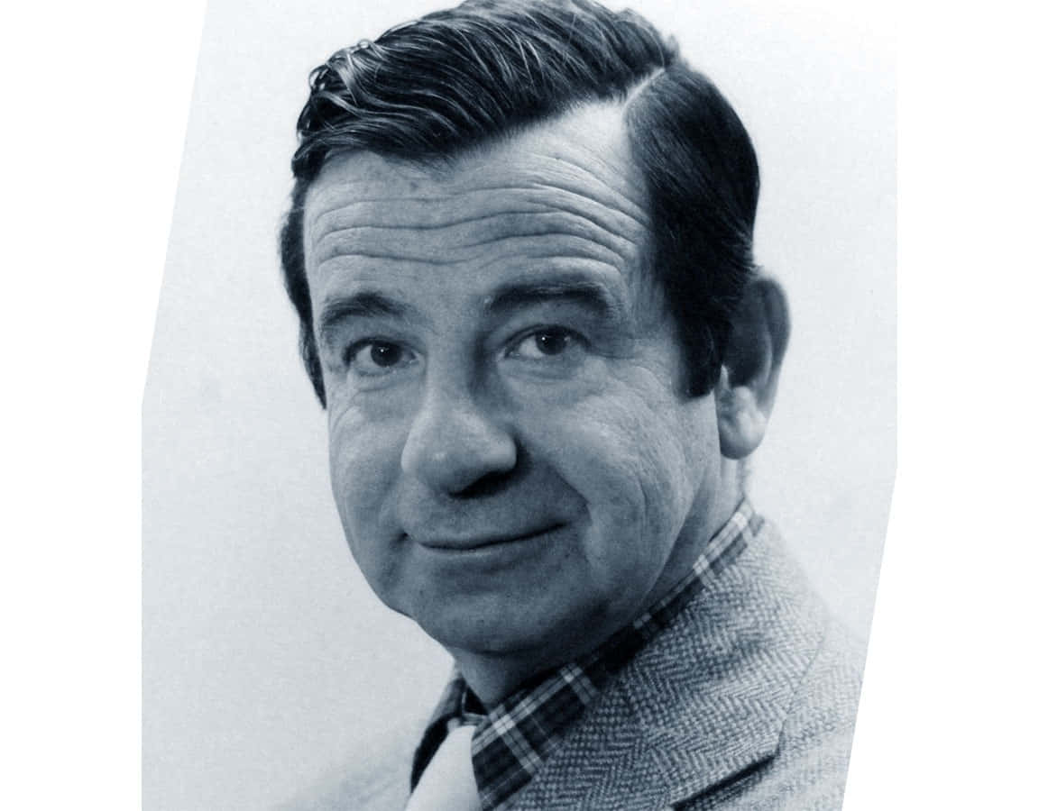 Walter Matthau 桌布 壁紙 — 一個微笑男士的黑白肖像照，頭髮整齊梳起，穿著人字紋外套和格紋襯衫。