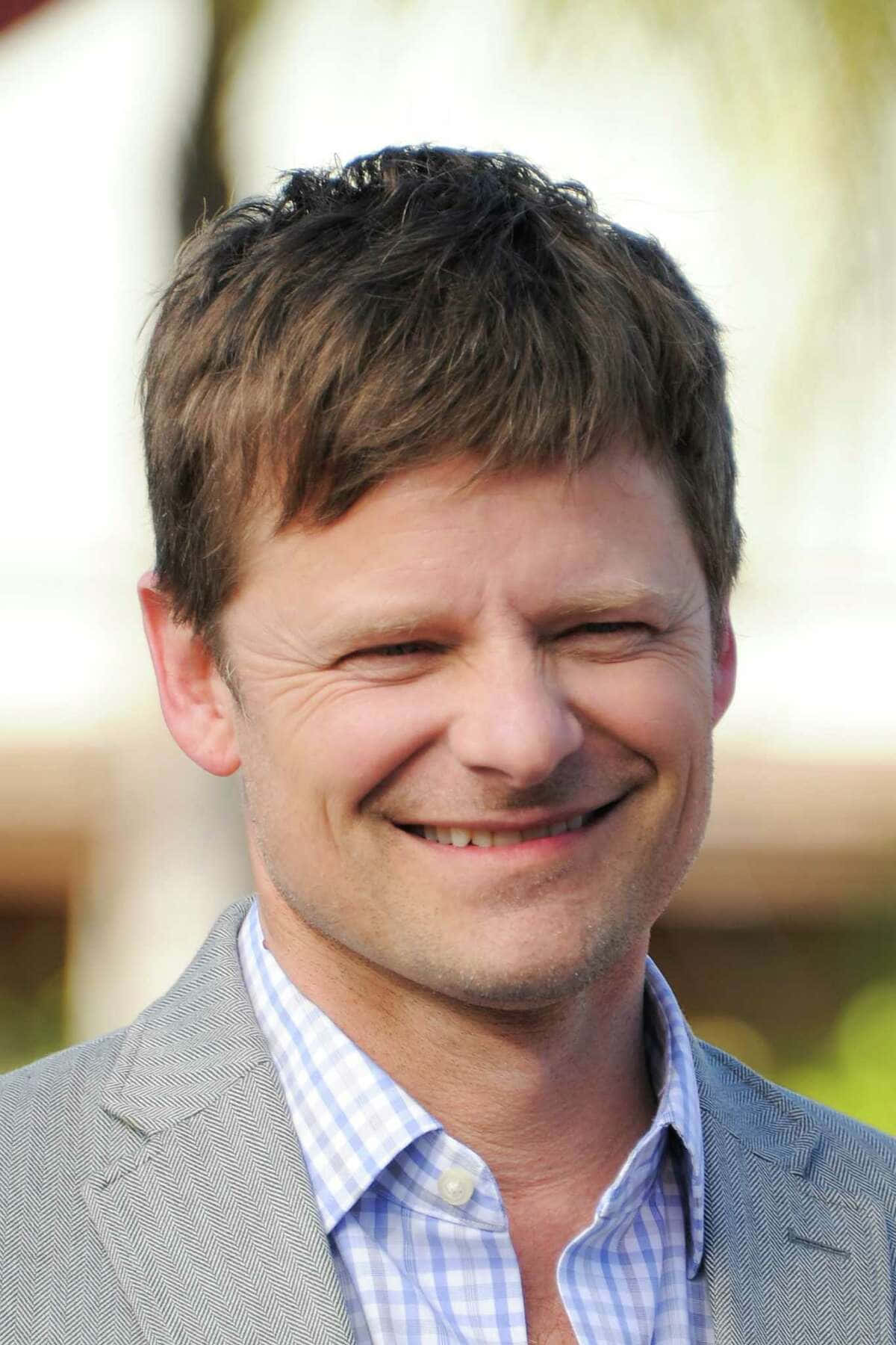 Steve Zahn 桌布 壁紙 — 一個微笑男子的特寫肖像，頭髮棕色凌亂，身穿灰色西裝和藍色格紋襯衫。