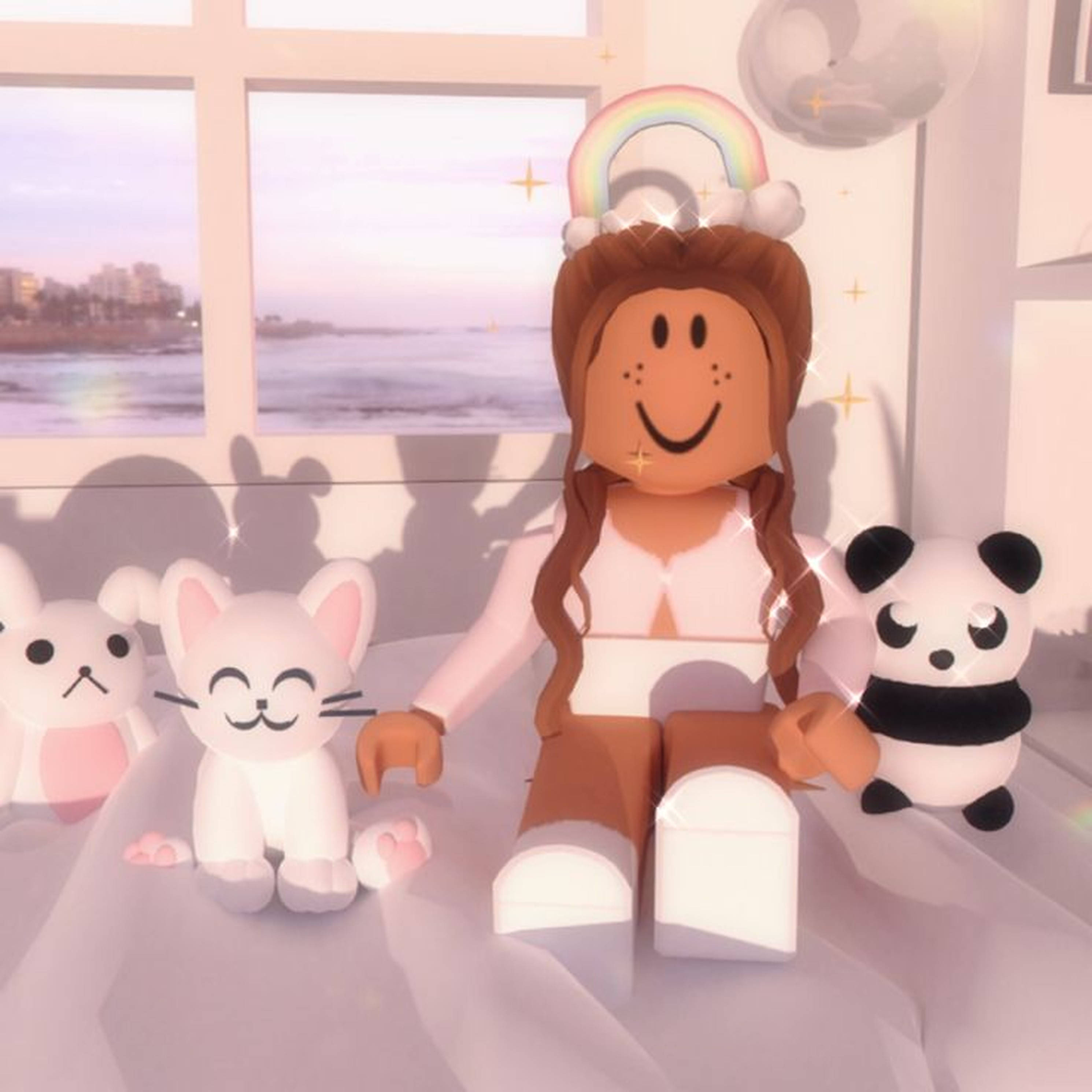 Roblox 女孩 桌布 壁紙 — 一個微笑的 Roblox 頭像帶有彩虹光環，坐在床上，周圍是毛絨玩具，窗外有海景。