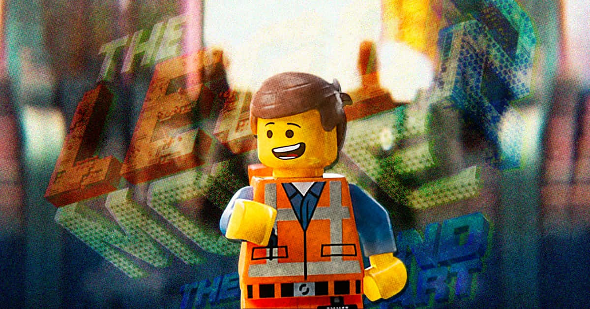 樂高 桌布 壁紙 — 一個微笑的LEGO迷你人偶穿著橙色安全背心，自信地站在模糊、色彩繽紛的城市景觀背景前。