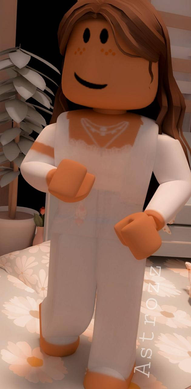 美學 Roblox 女孩 桌布 壁紙 — 一個微笑的Roblox頭像，棕色頭髮，白色服裝，站在舒適房間的花卉床罩上。