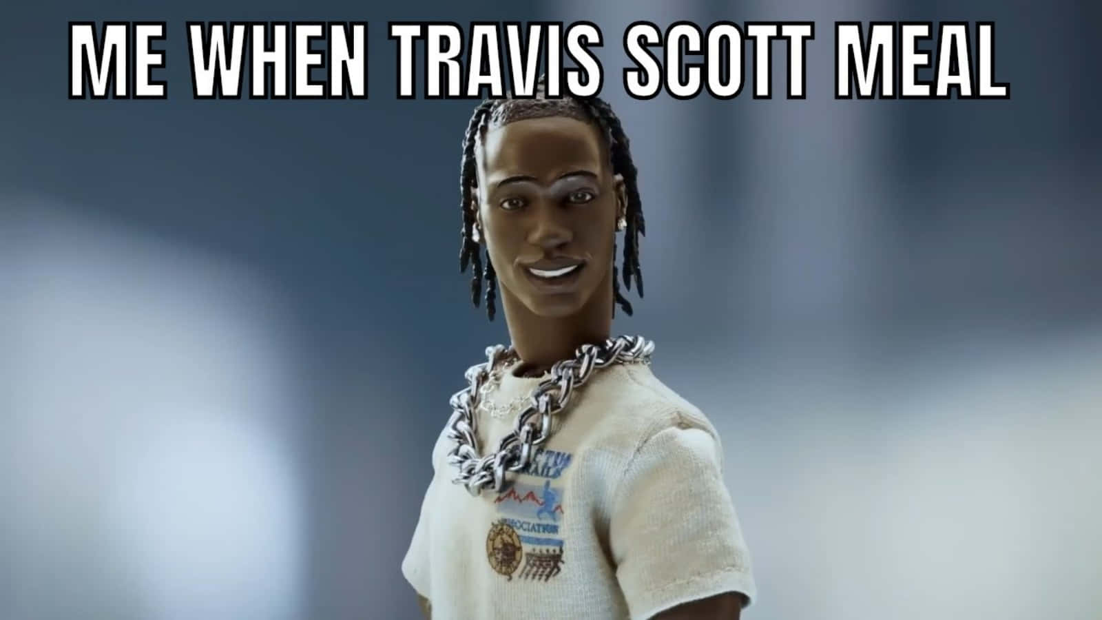 Travis Scott Funny 桌布 壁紙 — 一個微笑的Travis Scott動作人偶，穿著白色T恤和粗鏈條，背景為模糊的灰色。