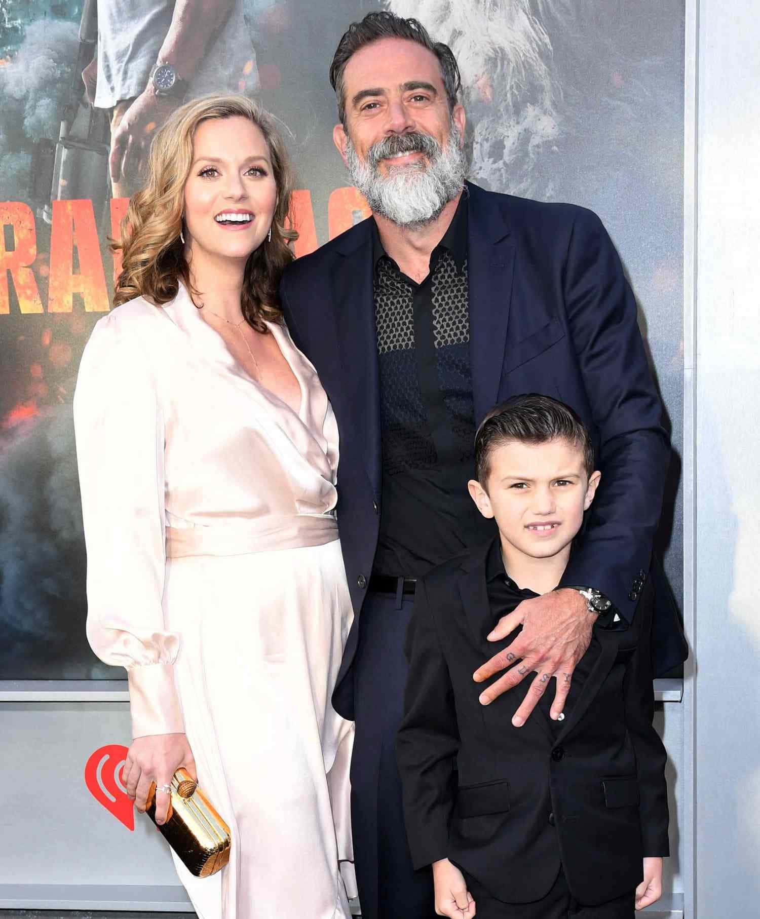 jeffrey dean morgan 桌布 壁紙 — 一個微笑的三口之家在紅地毯活動中一起擺姿勢，背後有一張電影海報。