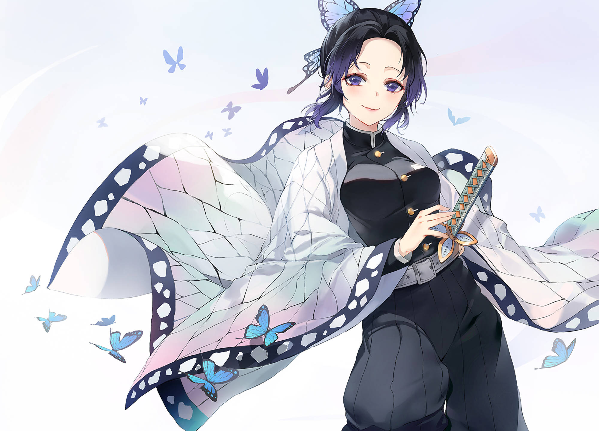 Shinobu 桌布 壁紙 — 一個微笑的動漫女孩，擁有蝴蝶翅膀和頭髮，手持劍，藍色蝴蝶在柔和的粉彩光中在她周圍飛舞。