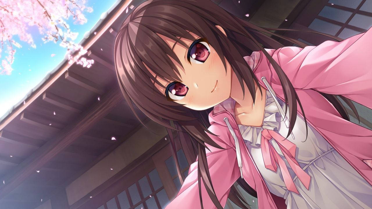 動漫女孩 桌布 壁紙 — 一個微笑的動漫女孩，棕色頭髮和粉紅色眼睛，穿著粉紅色外套，在櫻花下，背景是傳統木屋頂。