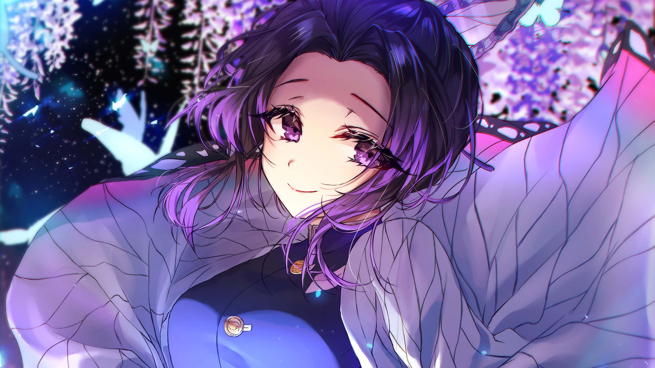 Shinobu Kocho 桌布 壁紙 — 一個微笑的動漫女孩，紫色頭髮和蝴蝶翅膀，在星空下漂浮在發光的紫色花朵中。