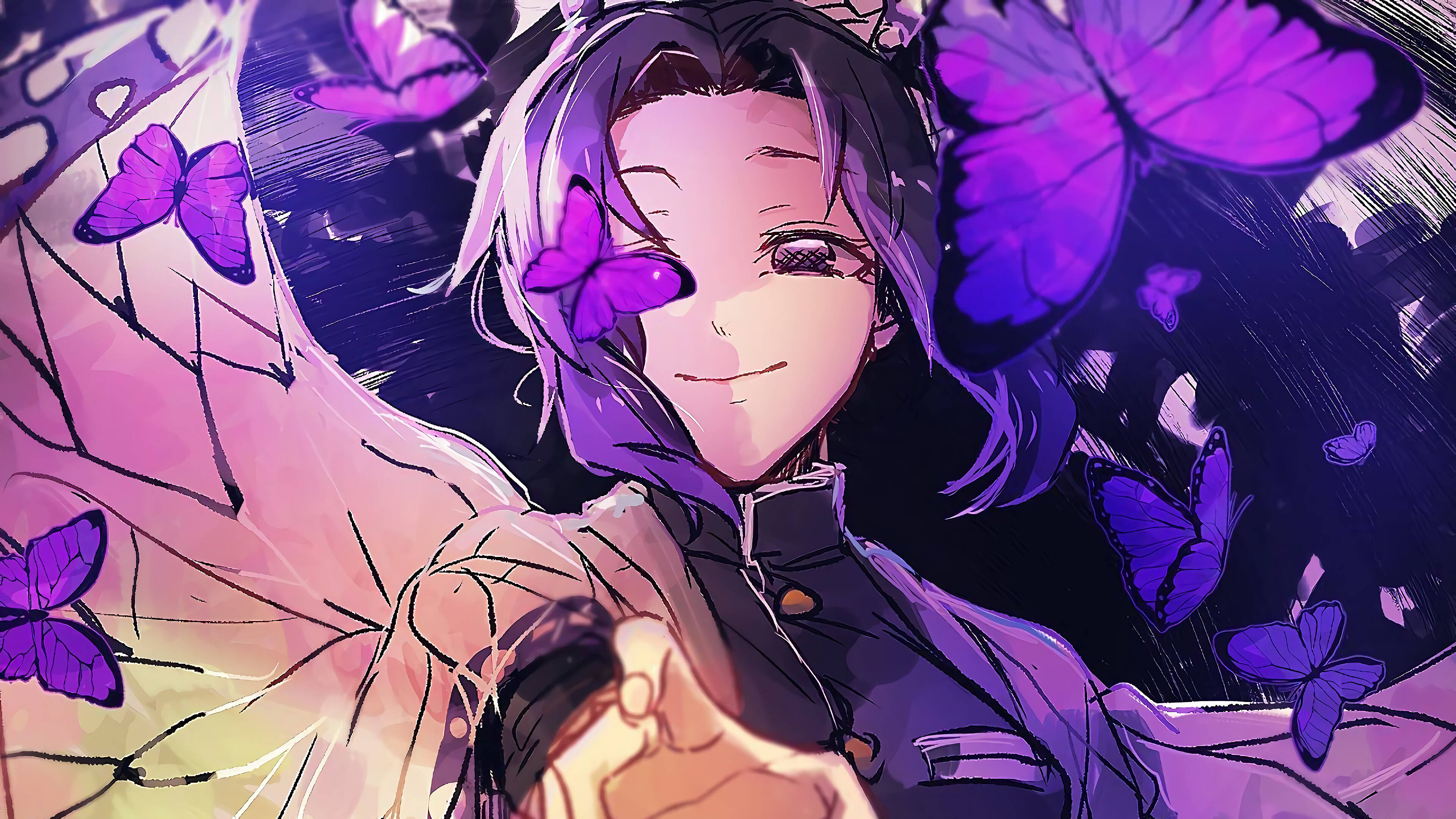 紫色動漫美學 桌布 壁紙 — 一個微笑的動漫女孩，紫色頭髮和蝴蝶翅膀，在黑暗背景下被發光的紫色蝴蝶包圍。