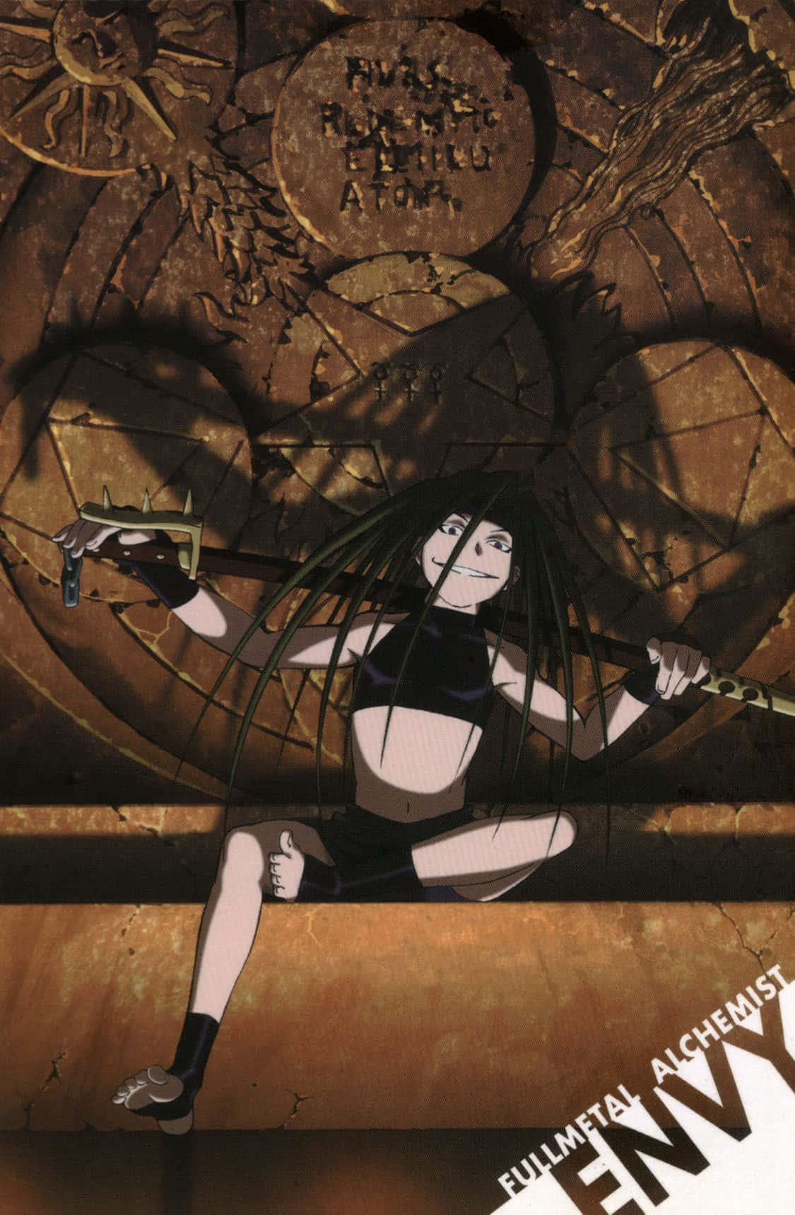 Fullmetal Alchemist Envy 桌布 壁紙 — 一個微笑的動漫女孩，長長的黑髮，坐在一個破裂的金色煉金術圓圈背景前，手持法杖。