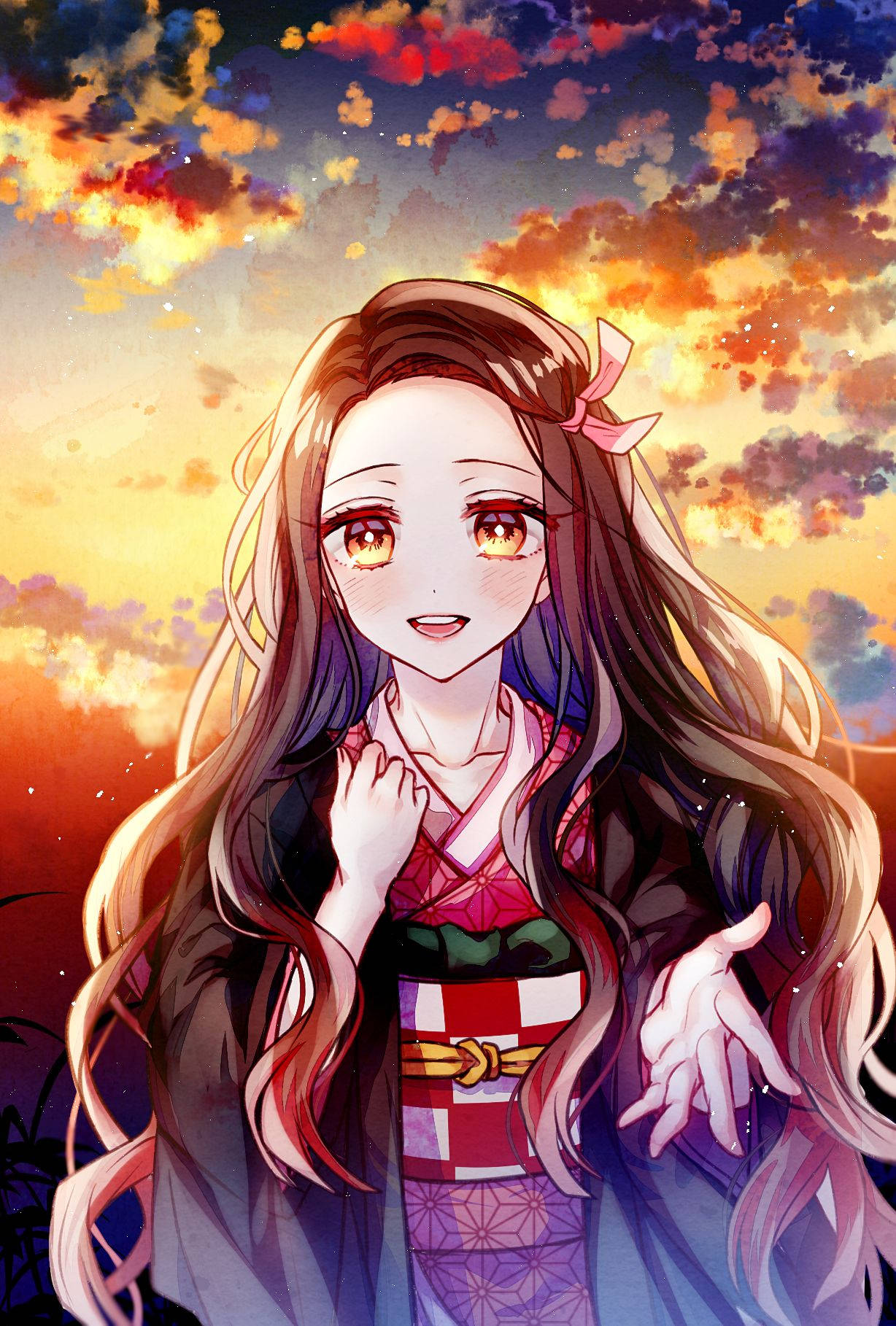 鬼滅之刃 桌布 壁紙 — 一個微笑的動漫女孩，長髮金眼，穿著傳統和服，背景是充滿活力的日落天空。