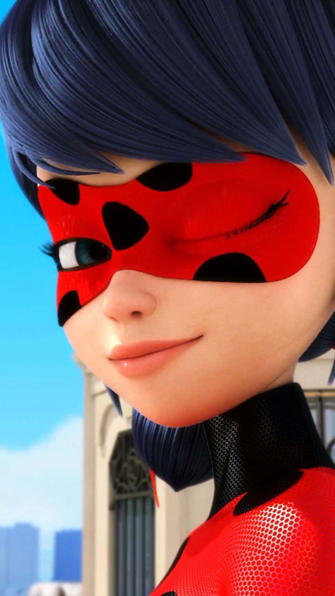 Miraculous 桌布 壁紙 — 一個微笑的動漫女孩特寫，戴著紅黑相間的瓢蟲面具，藍色頭髮，背景是明亮的藍天。