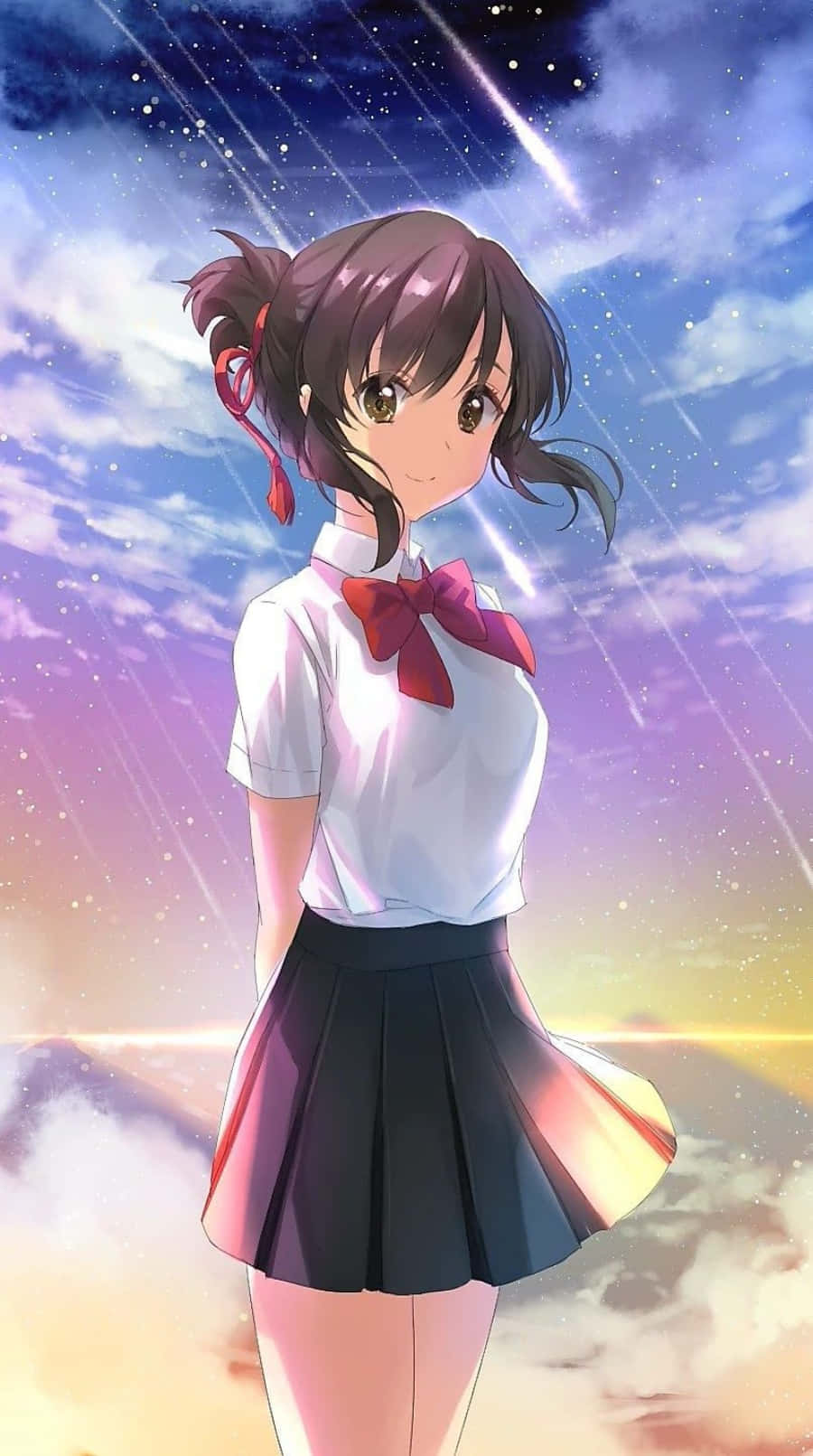 動漫女孩 桌布 壁紙 — 一個微笑的動漫女孩穿著校服，站在充滿流星和雲朵的鮮豔天空下。
