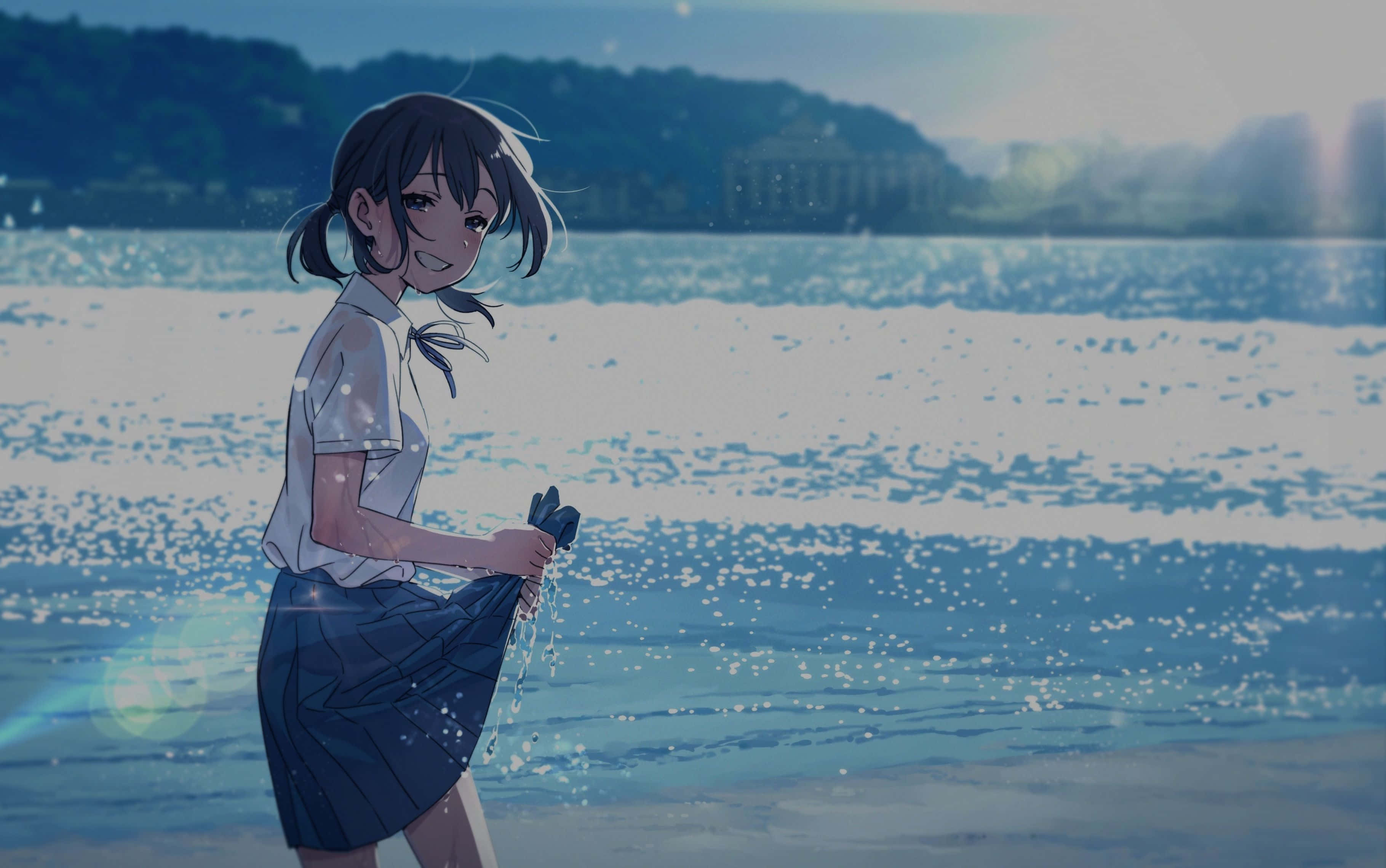 海灘 桌布 壁紙 — 一個微笑的動漫女孩穿著校服站在海灘邊，溫柔的海浪在她腳邊濺起水花。