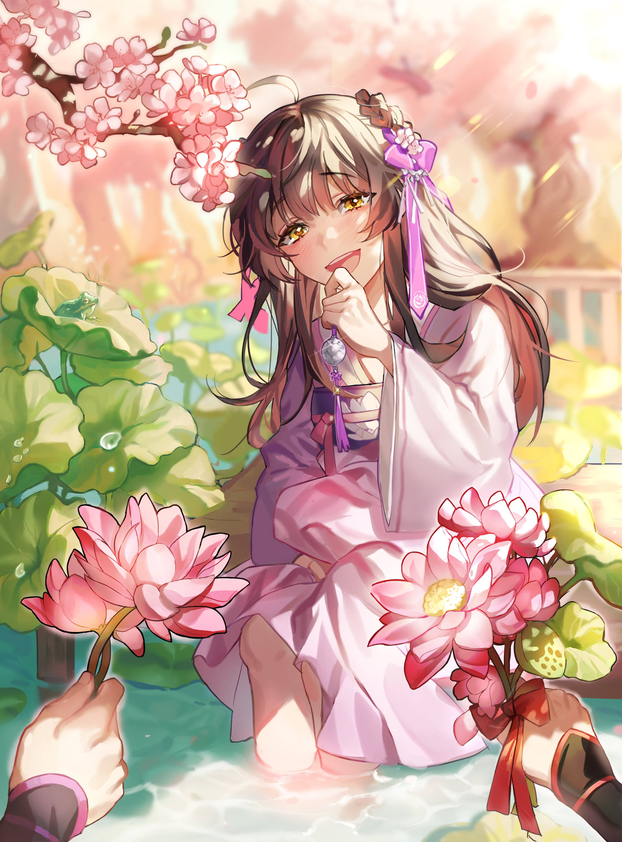 mo 桌布 壁紙 — 一個微笑的動漫女孩穿著粉紅色和服，坐在池塘邊，在盛開的櫻花下拿著蓮花。