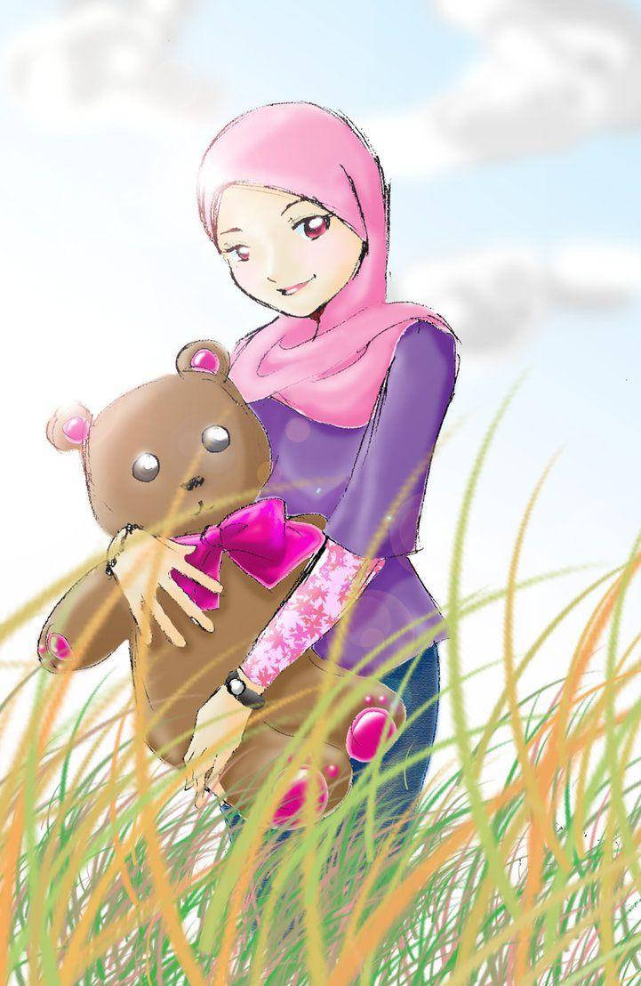 anime hijab 桌布 壁紙 — 一個微笑的動漫女孩穿著粉紅色頭巾，抱著一個帶有粉紅色蝴蝶結的泰迪熊，站在明亮的天空下的高草叢中。