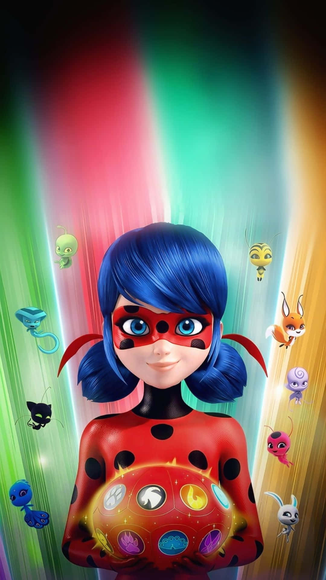 一個穿著紅色瓢蟲服裝的女孩手持發光球體，魔法生物在她周圍漂浮。 — 瓢蟲少女 GIF 壁紙