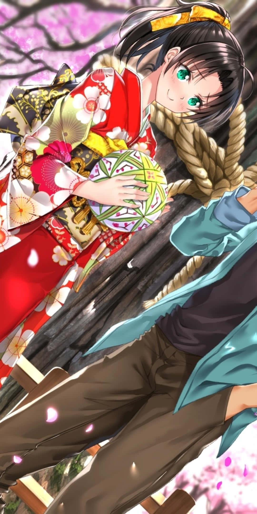 Kazuha 桌布 壁紙 — 一個微笑的動漫女孩穿著紅色花卉和服，在盛開的櫻花下靠著木柵欄，手持一個裝飾球。