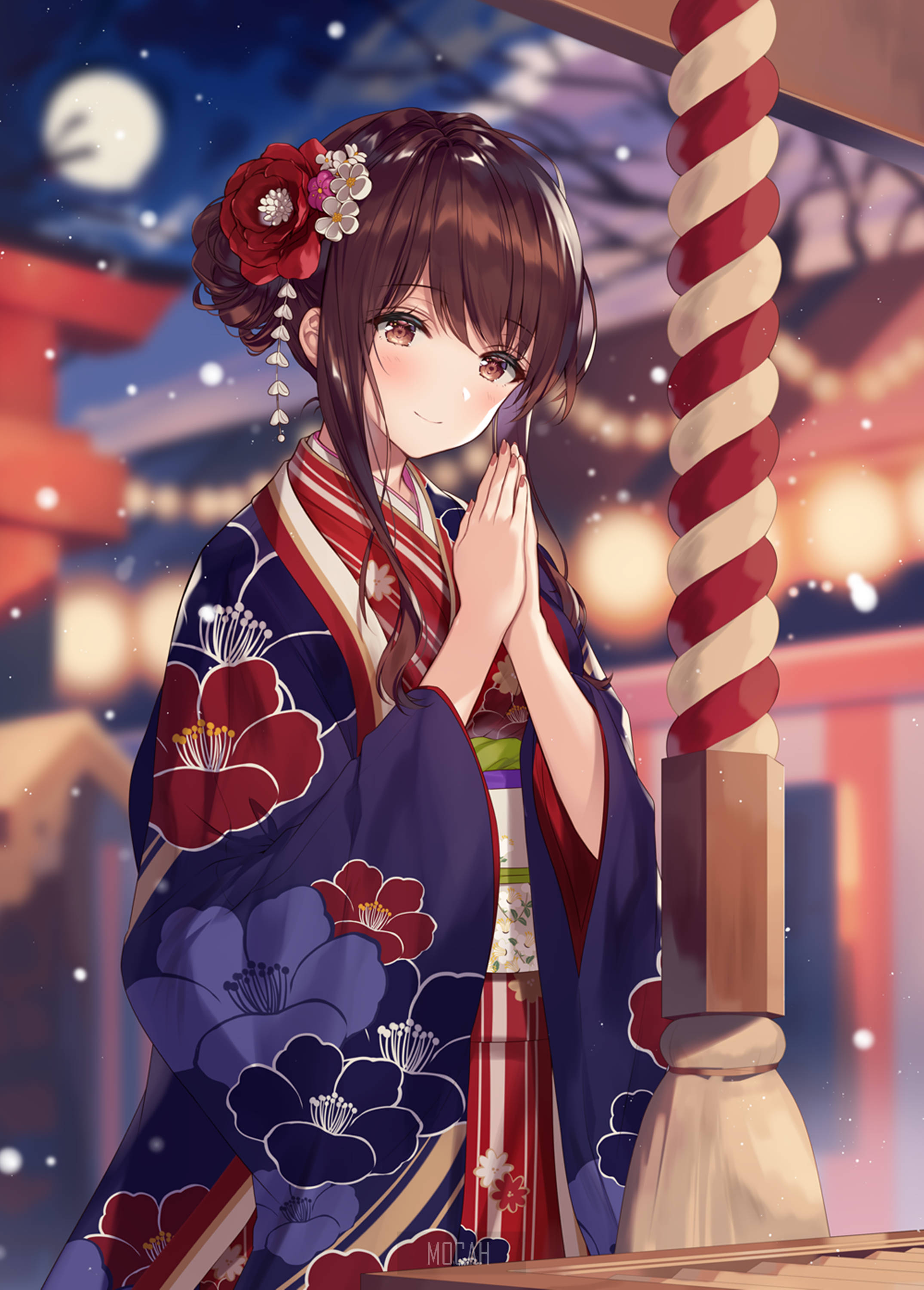 月光 桌布 壁紙 — 一個微笑的動漫女孩穿著花卉和服在滿月下的神社鳥居旁祈禱。