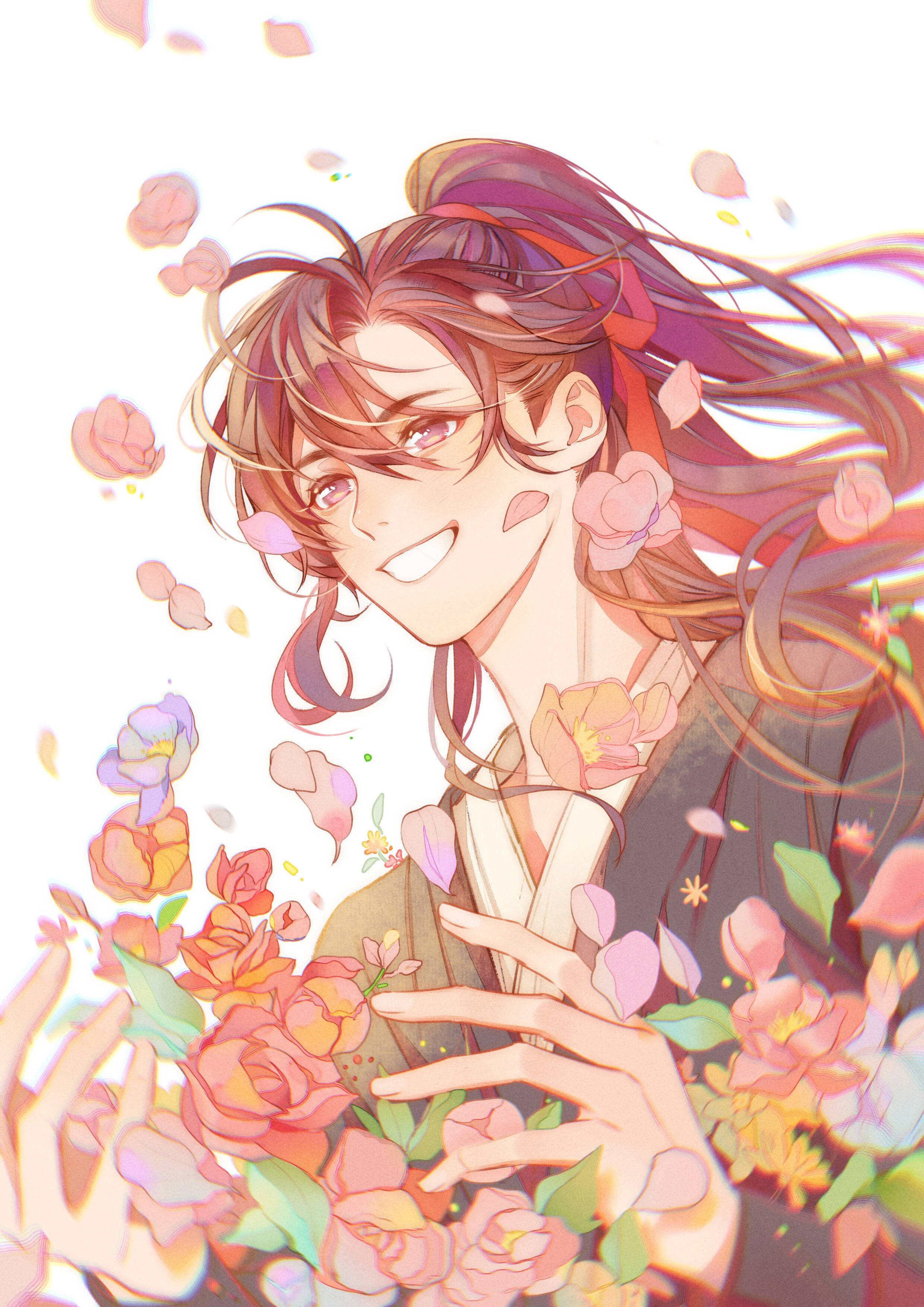 mo 桌布 壁紙 — 一個微笑的動漫男孩，擁有飄逸的頭髮，被漂浮的粉紅色和橙色花朵包圍，背景是明亮的白色。