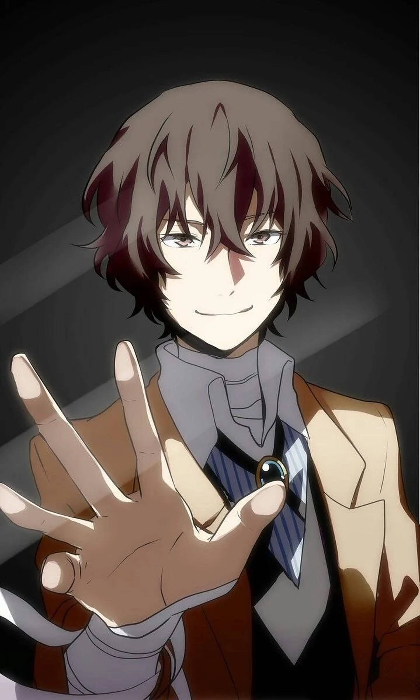 Dazai 桌布 壁紙 — 一個微笑的動漫男孩，棕色頭髮，穿著米色外套，在黑暗背景下友好地舉起手。