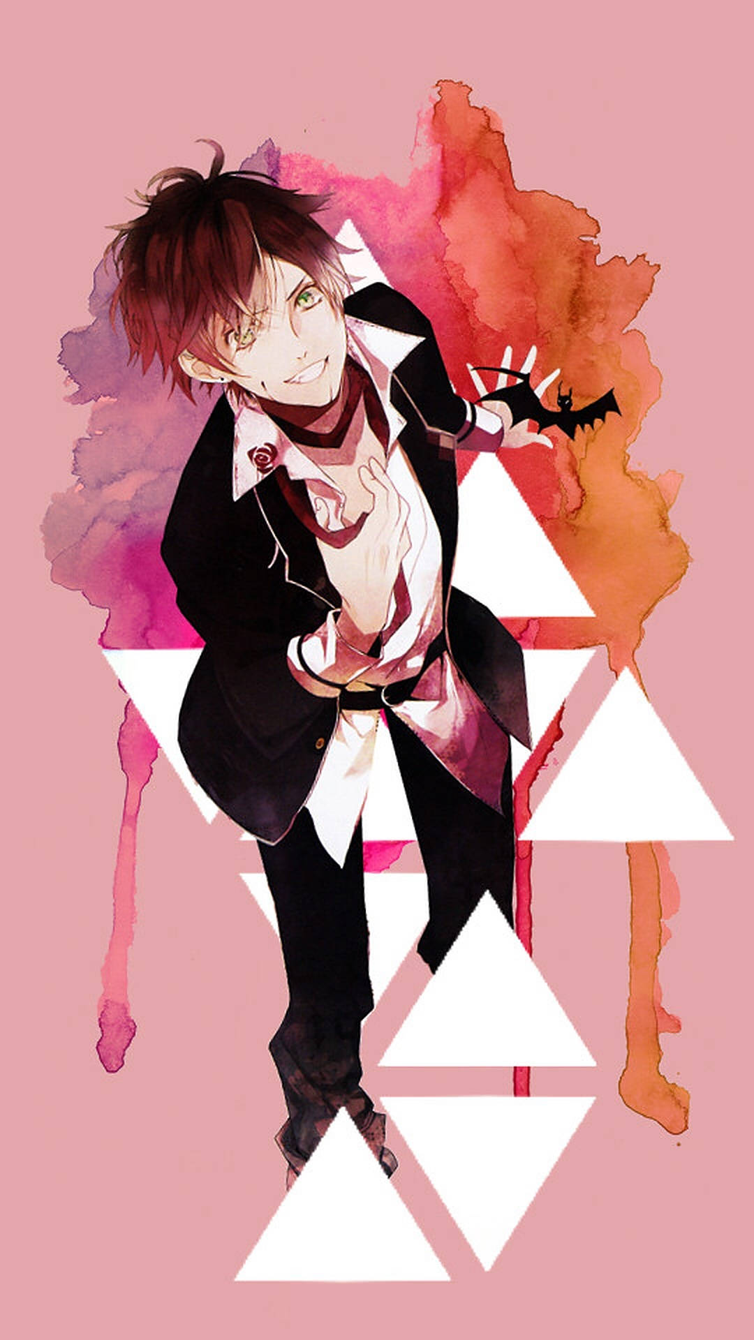 Diabolik Lovers 桌布 壁紙 — 一個微笑的動漫男孩穿著黑色西裝，站在帶有白色三角形和蝙蝠的粉紅色水彩背景前。