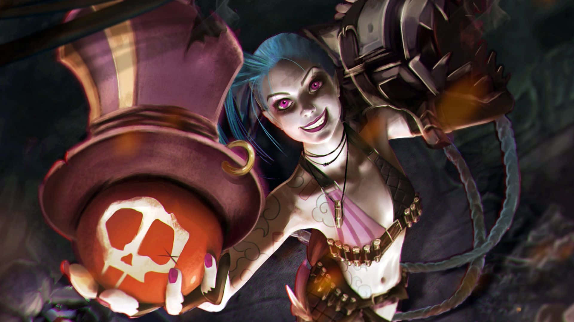 Jinx 桌布 壁紙 — 一個微笑的動漫角色，藍色頭髮和粉紅色眼睛，在黑暗的森林中拿著發光的南瓜燈籠。