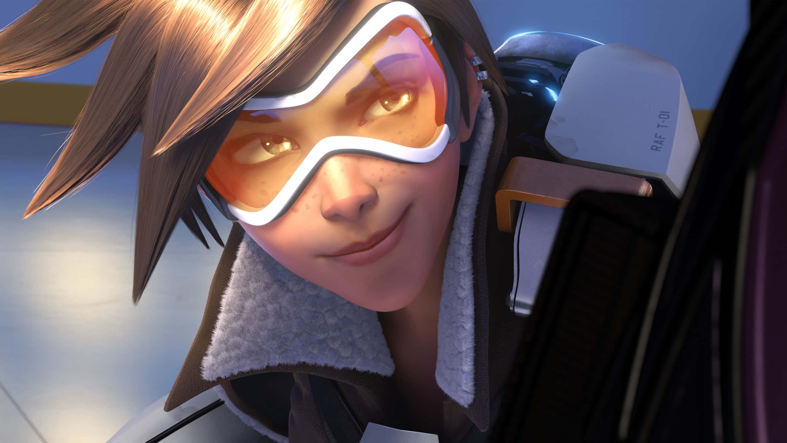 HD Overwatch 桌布 壁紙 — 一個微笑的動漫風格女性角色特寫，戴著橙色護目鏡和毛絨絨的領子，向下看。