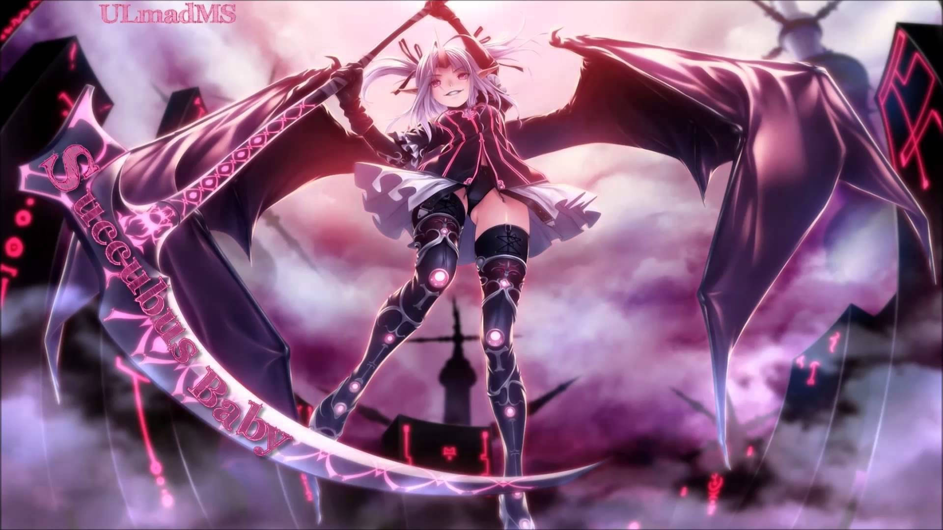 Succubus 桌布 壁紙 — 一個微笑的動漫魅魔，擁有蝙蝠翅膀，在紫色暴風雨的天空下揮舞著一把發光的劍。