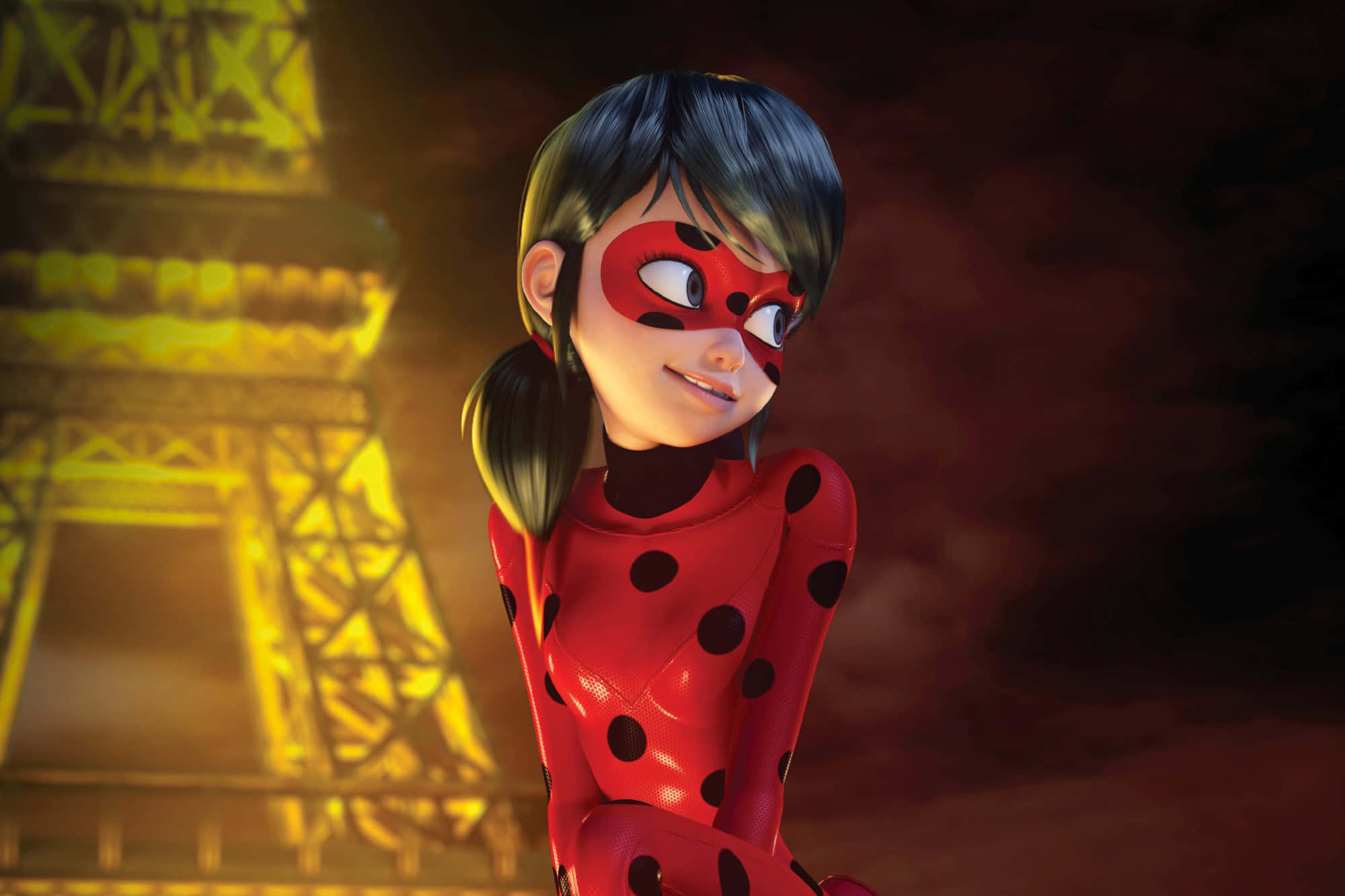 Miraculous 桌布 壁紙 — 一個微笑的動畫瓢蟲超級英雄站在夜晚發光的艾菲爾鐵塔前。