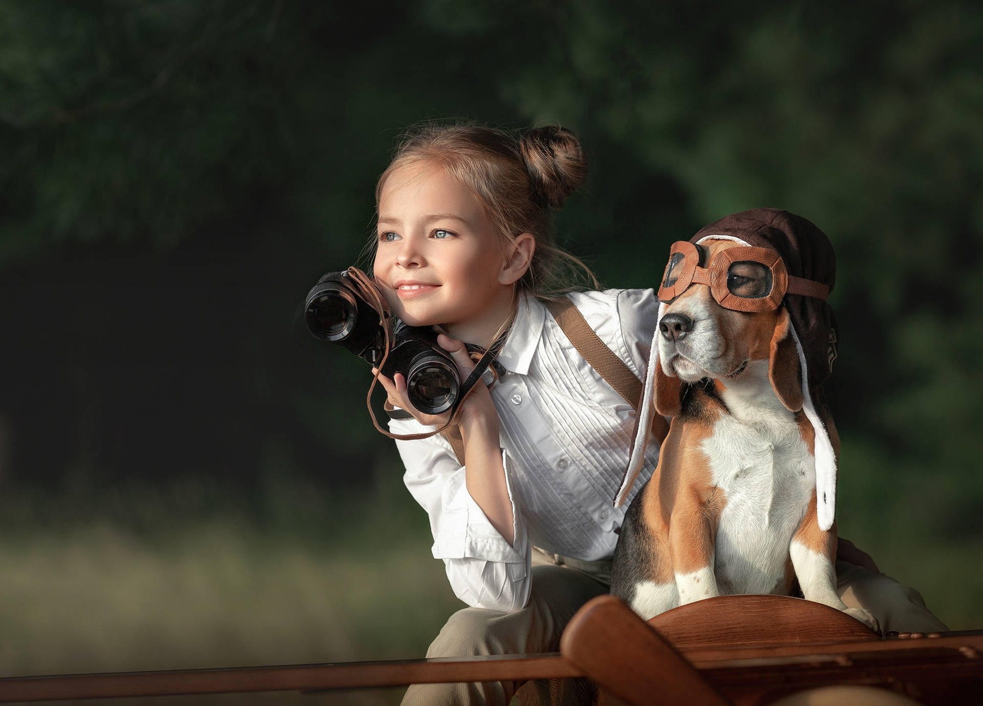 Dog And Girl 桌布 壁紙 — 一個微笑的女孩和她的比格犬戴著飛行員護目鏡，從木船上透過望遠鏡凝視，背景是柔和的綠色。